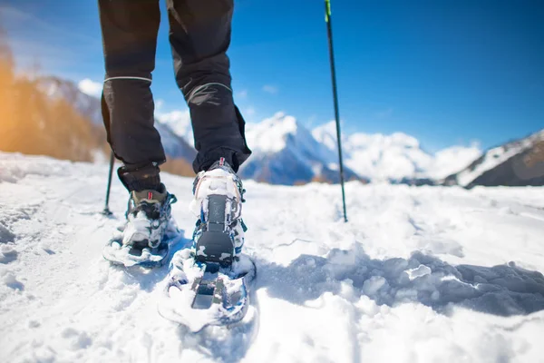 Caminar con raquetas de nieve en la nieve durante las vacaciones de montaña — Foto de Stock