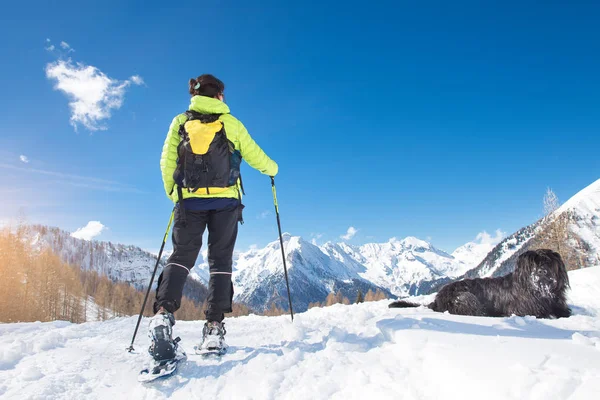 Chica durante una excursión en las montañas en la nieve con palabras — Foto de Stock