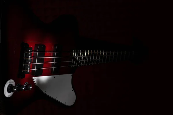 Электрический бас в винтажном стиле на черном фоне — стоковое фото