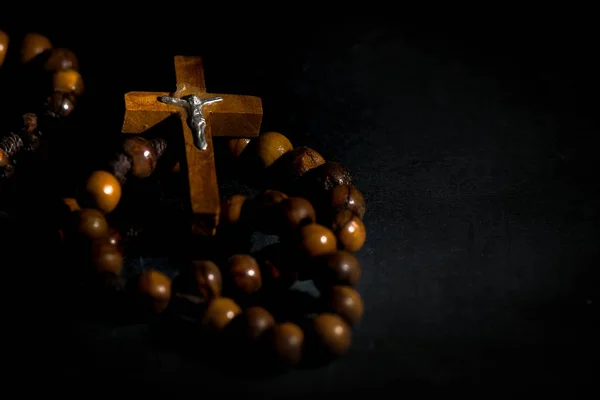 黒の背景に聖なる木製の数珠の花輪 — ストック写真