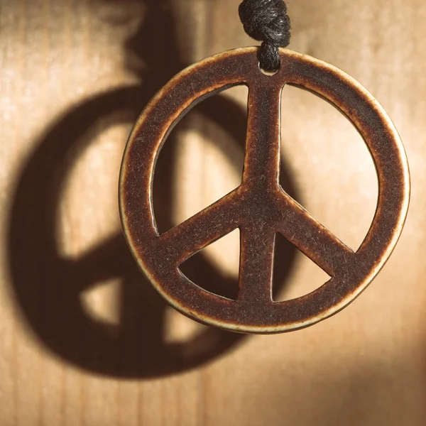 Symbol miłości i pokoju nie wojny z drewna z cieniem — Zdjęcie stockowe