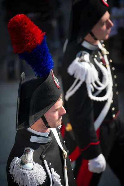 Silah yüksek üniforması giyen Carabinieri — Stok fotoğraf