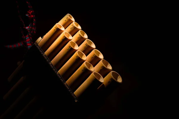 Dettaglio di un flauto di pentola su uno sfondo nero — Foto Stock