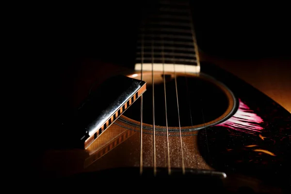 Détail d'un harmonica blues près du trou sonore d'un g acoustique — Photo