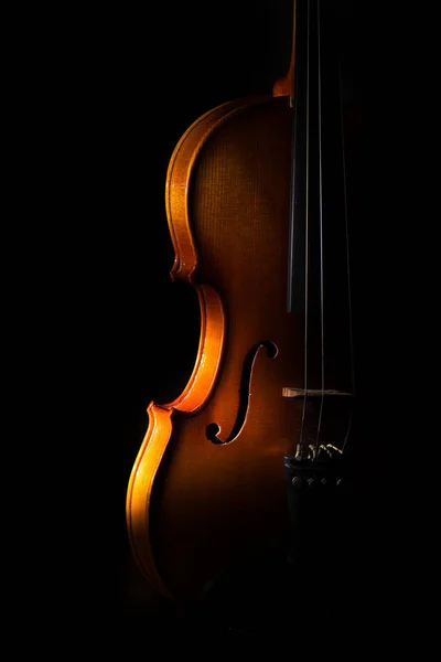 Détail violon sur fond noir entre lumière ou ombres — Photo