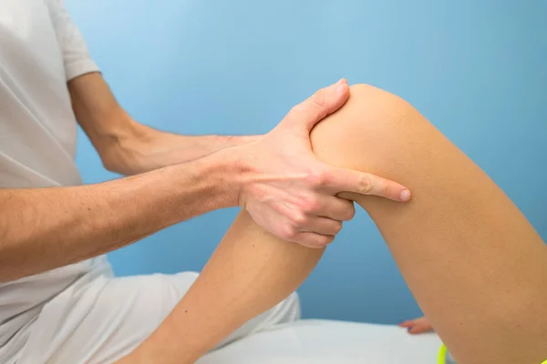 Fisioterapeuta realiza gaveta de joelho tes — Fotografia de Stock