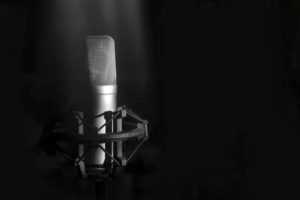 Mikrofon studyjny dla piosenkarka na czarnym tle — Zdjęcie stockowe