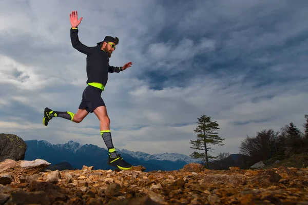 Atletische voorbereiding van een man trail lopen wedstrijden in — Stockfoto