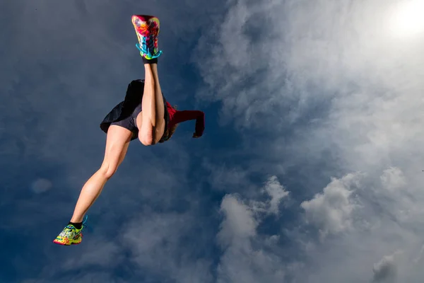 Спортсменка стрибає під час бігу в горах — стокове фото