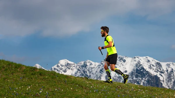 Nordic walking en trail een man met stokken waarop voorjaar mou — Stockfoto