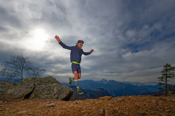 Trail running atleet sprongen tussen de rotsen — Stockfoto