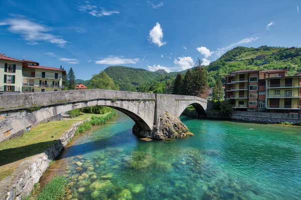 Puente viejo sobre el río Brembo de San Pellegrino Terme Bergamo —  Fotos de Stock