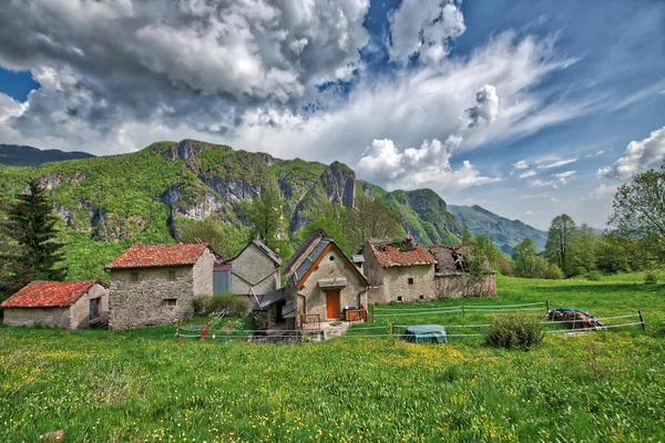 Pequena aldeia rural dos Alpes de Bérgamo no vale de Taleggio. Wher... — Fotografia de Stock