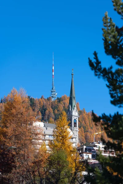 Detail of Sankt Moritz in Switzerland. The church bell tower — Stock Photo, Image