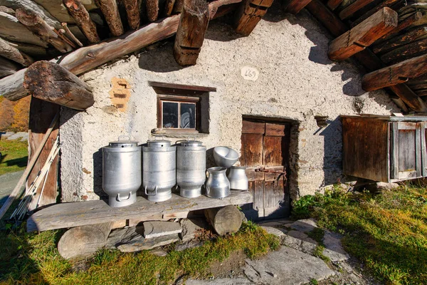 우유 용기를 갖춘 젖소 농부들의 오두막 — 스톡 사진