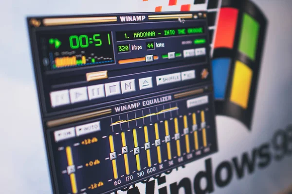 Tarihi mp3 çalar yazılımı Winamp, Madonna In 'i çalar ve 98 numaralı pencerelerdeki yiv şarkısını çalar.. — Stok fotoğraf