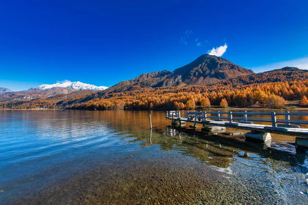 Kleine pier op het bergmeer in de Zwitserse Alpen — Stockfoto