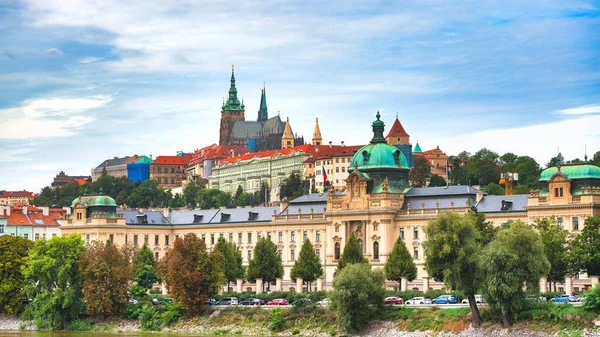 Прага и ее замок на вершине — стоковое фото