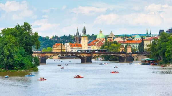 Туристы с педалосами на реке Влтаве в Праге — стоковое фото
