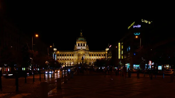 Prags nationalmuseum i slutet av gatan på natten — Stockfoto