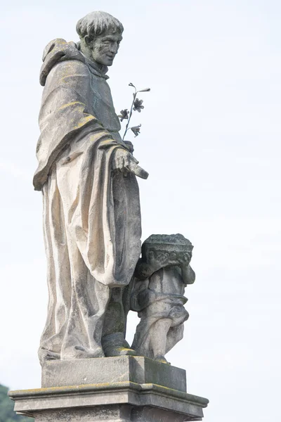 Socha na Karlově mostě v Praze — Stock fotografie