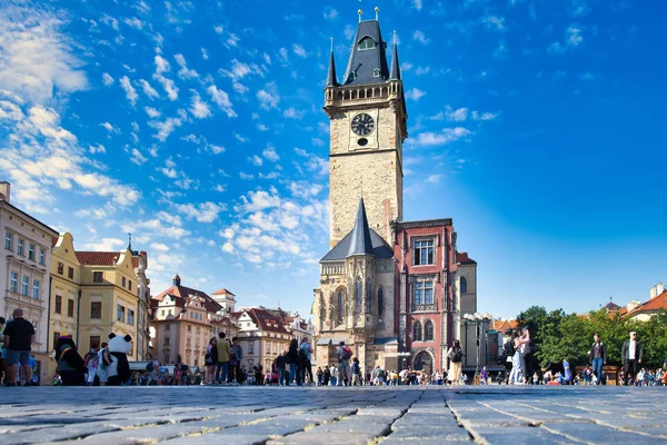 Altstadtplatz in Prag mit dem astronomischen Uhrturm — Stockfoto