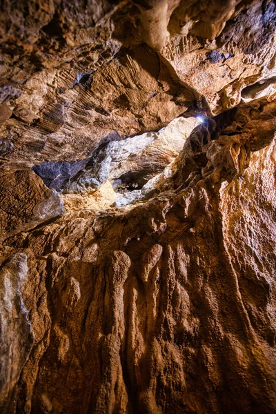 Calcaire dans les grottes souterraines fréquentées par les spéléologues — Photo