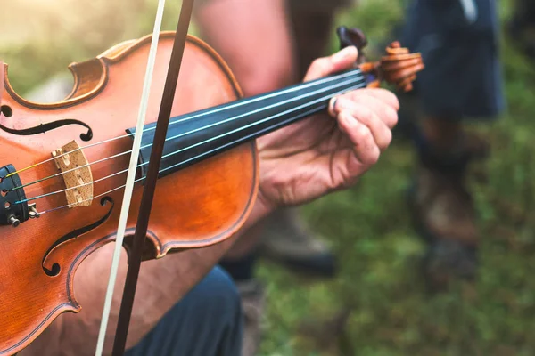 Violin played outdoors in a popular country party — Stock Photo, Image