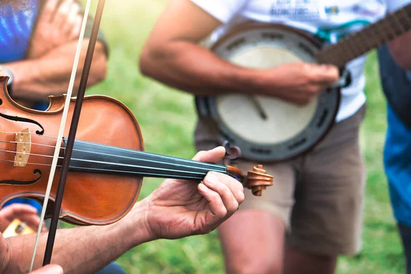 Geige und Banjo spielten im Freien bei einer beliebten Country-Party. — Stockfoto
