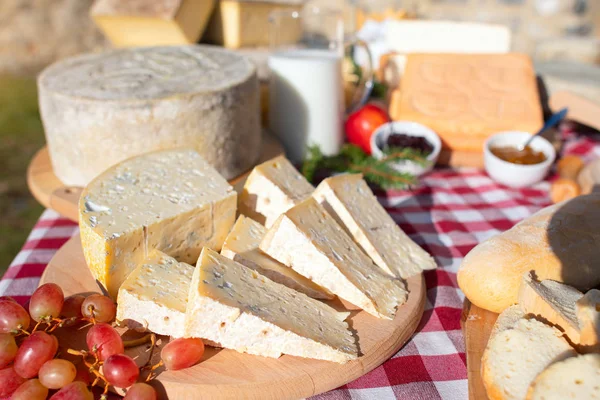 Typische kaas uit het Taleggio-dal Brembana Italiaanse Alpen — Stockfoto