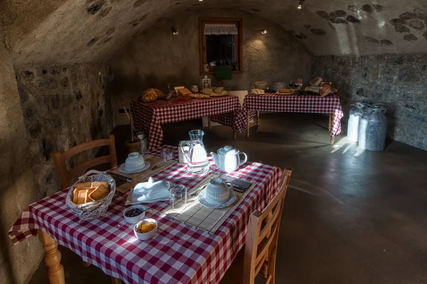 Breakfast table in rural stone farmhouse — Stock Photo, Image