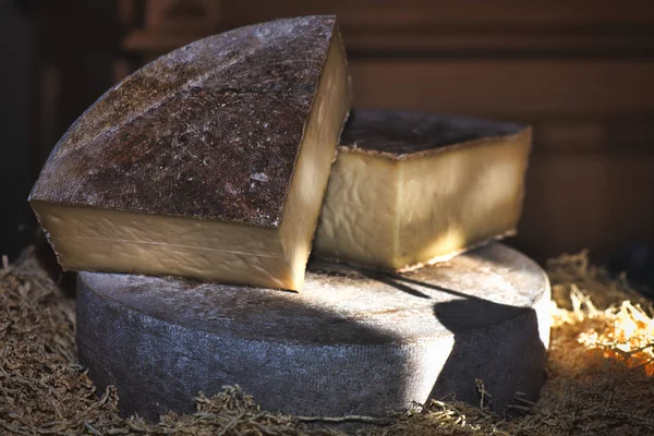 Pravý sýr z italských hor — Stock fotografie