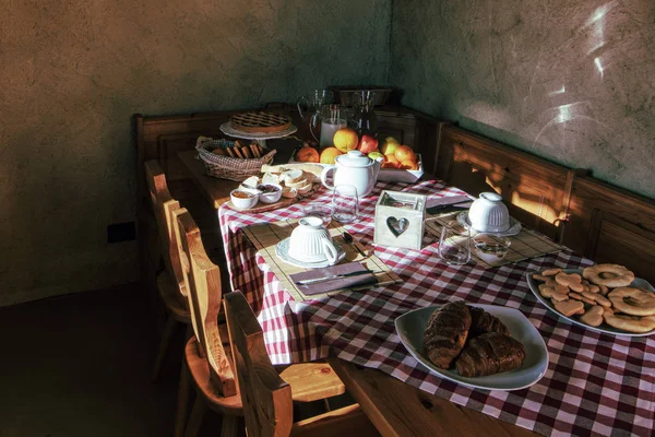 Lantgård med frukostbord — Stockfoto