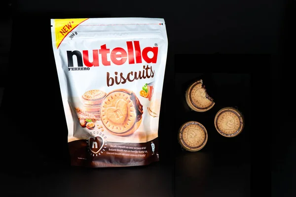 Biscotti Nutella Ferrero Italia su sfondo nero — Foto Stock