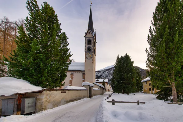 La Punt-Chamues landsby i Engadine-dalen Sveits – stockfoto