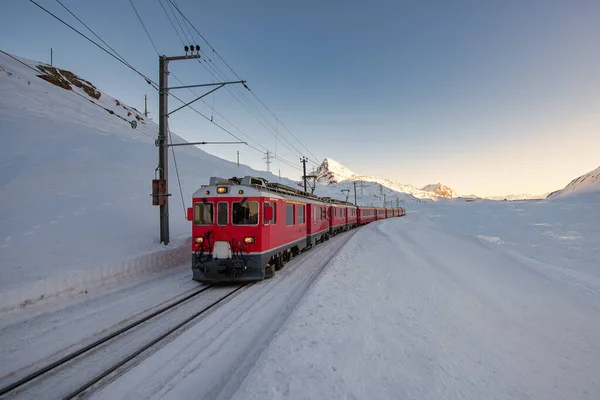 Roter Zug während der Passage der Bernina-Passbereiche — Stockfoto