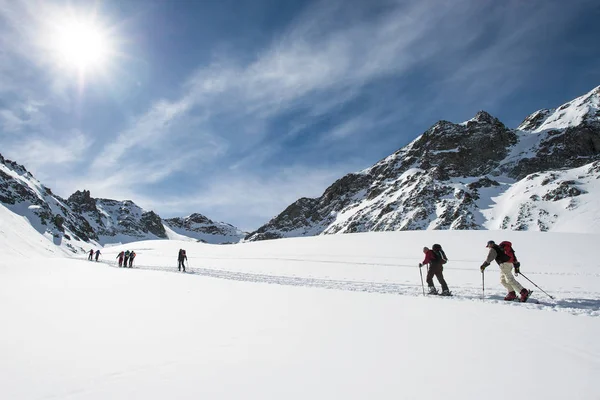 Gruppe von Skitourengehern bei einem Ausflug in die Alpen — Stockfoto