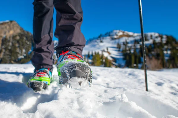 Detalle de un crampón de hielo para excursiones de nieve — Foto de Stock