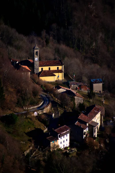 Pequeño pueblo en los pre-Alpes de Bérgamo en el valle de Brembana —  Fotos de Stock