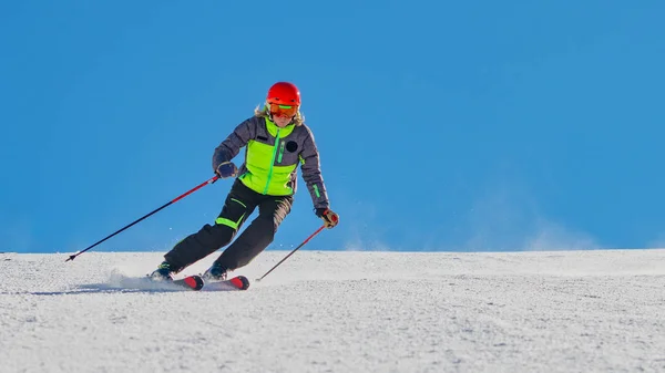 Un instructor de esquí mientras esquía solo en una estación de esquí —  Fotos de Stock