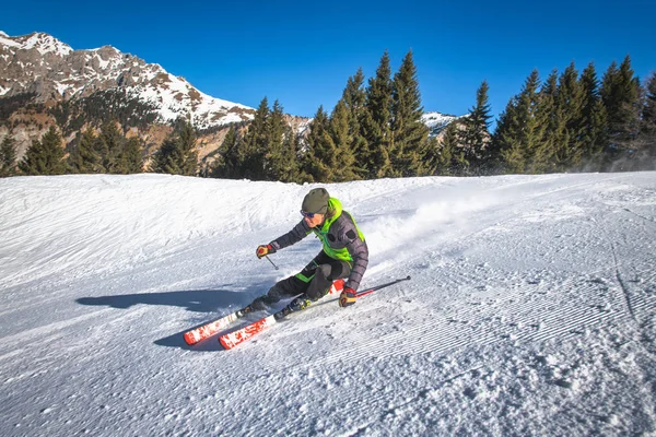 Åtgärder på skidor av en bra skidåkare flicka — Stockfoto