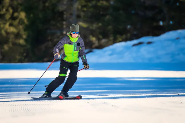 Skidåkare som tränar tekniska skidövningar — Stockfoto