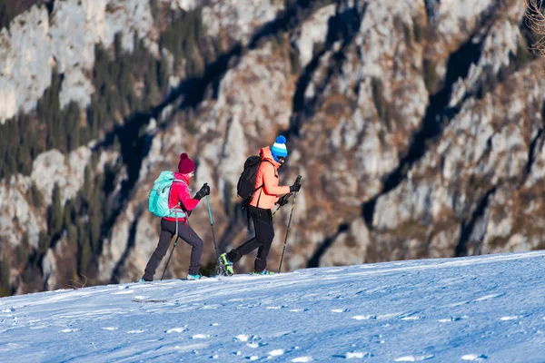 Pareja de chicas durante un paseo deportivo en la nieve — Foto de Stock