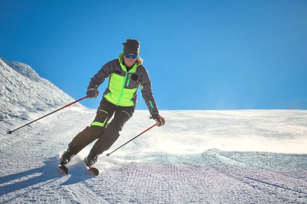 Skidåkare som tränar alpin skidåkning på en skidbacke — Stockfoto