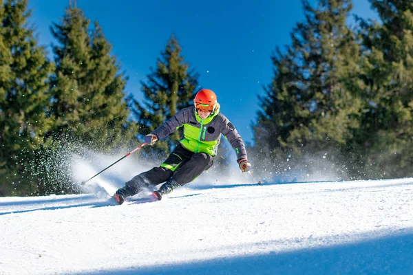 Muy buen esquiador durante una curva de tallado —  Fotos de Stock