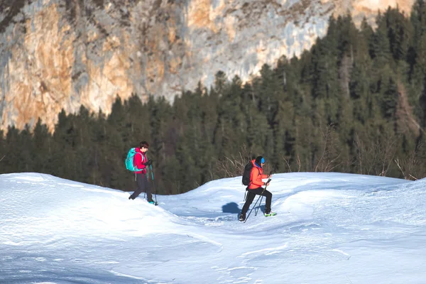 Paar Mädchen Spaziert Mit Bergsteigerausrüstung Schnee — Stockfoto