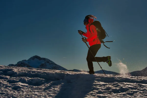 Sport Schnee Mädchen Läuft Mit Steigeisen — Stockfoto