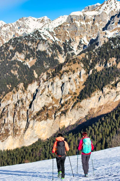 Freundinnen Bei Einer Winterwanderung Schnee Den Bergen — Stockfoto