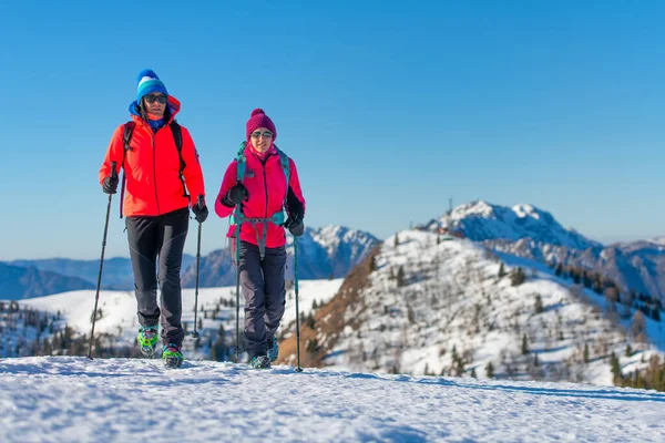 Par Amigas Durante Una Caminata Nieve — Foto de Stock