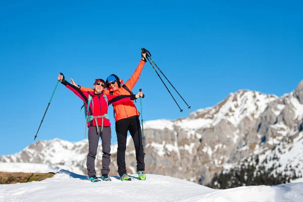 Dos Escaladores Conquistan Cima Una Montaña — Foto de Stock